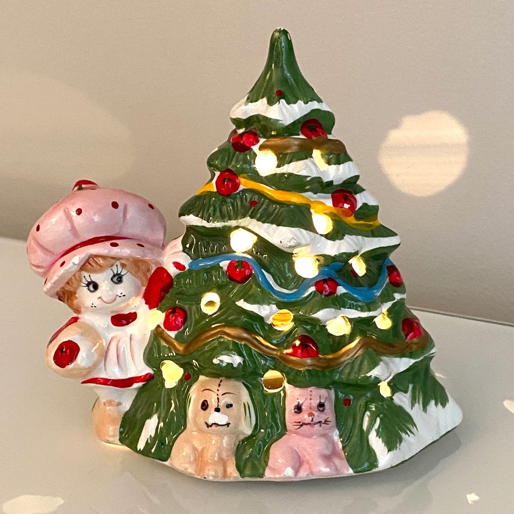 🍓🎄 Vintage 1981 Strawberry Shortcake Ceramic Light-Up Christmas Tree